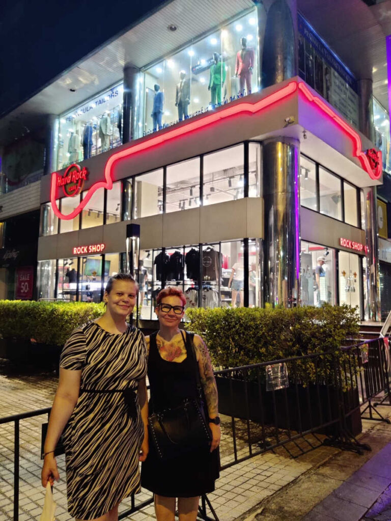 Bangkok minä ja Matilda Hard Rock Shopin edessä