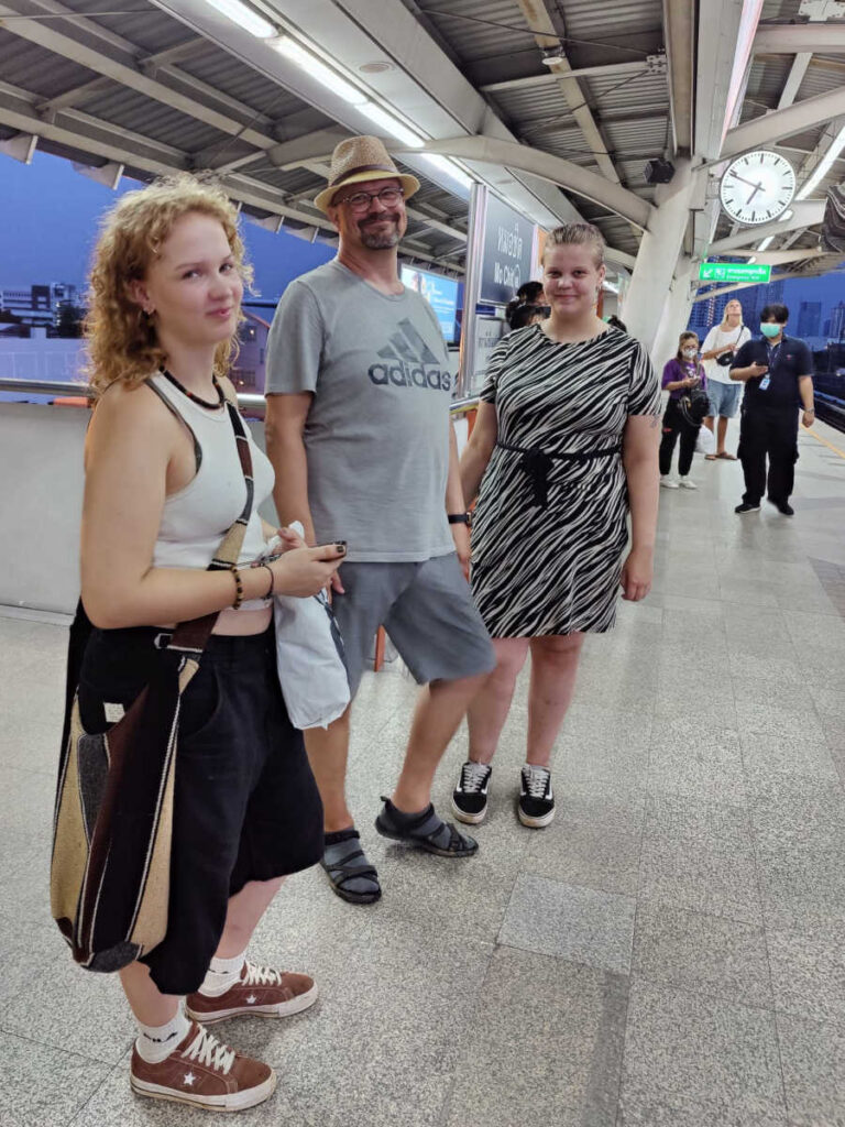Kokemuksia Bangkokista, Jani ja tytöt skytrain-asemalla Chatuchak