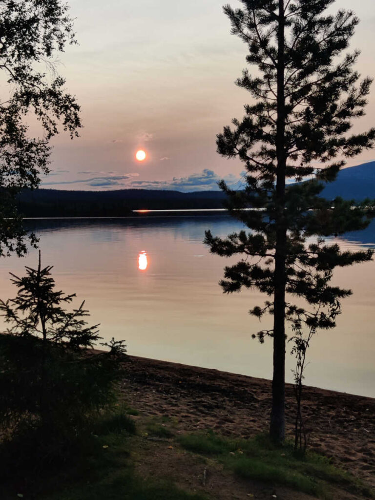 Pallas punainen hiekka aurinko laskee