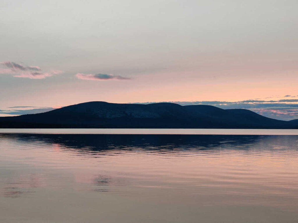 Pallas punainen hiekka aurinko laskee